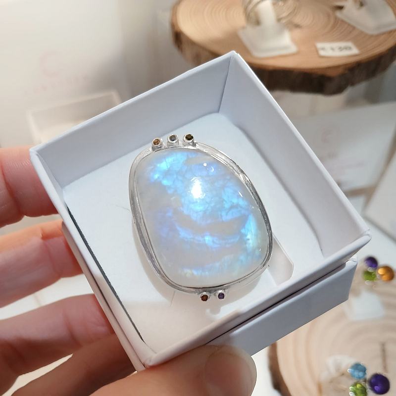 moonstone necklace. caraliza